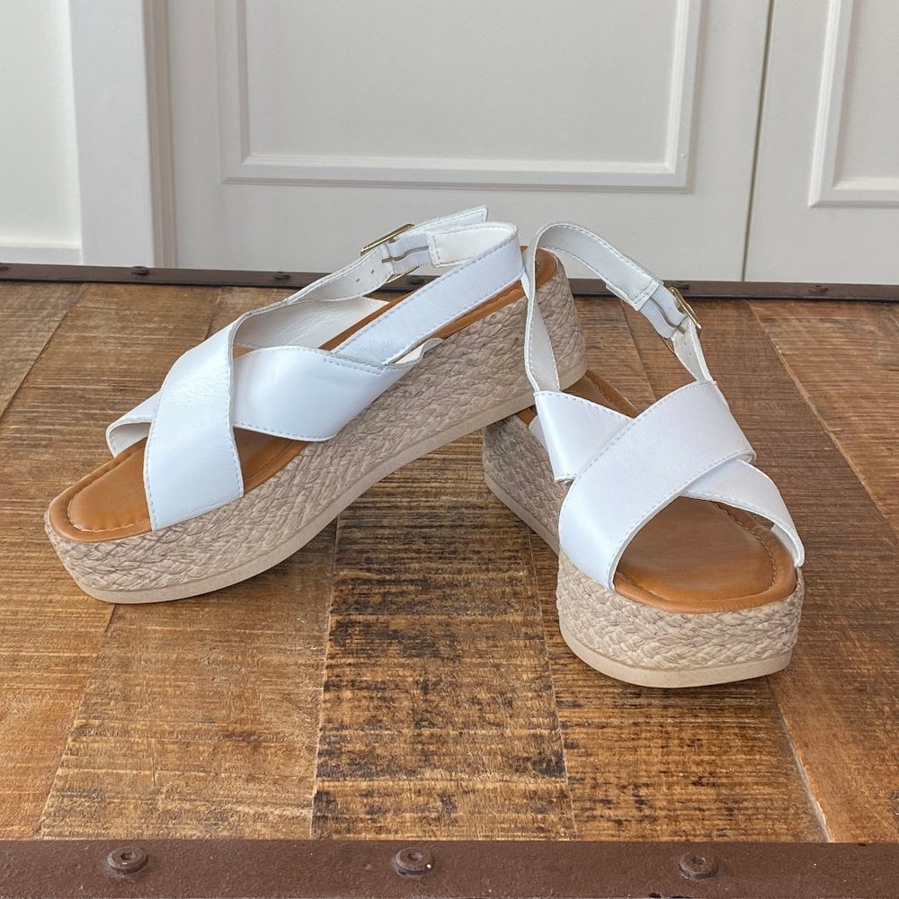 Bella Vita Mar Platform Sandal in White, Size 8W
